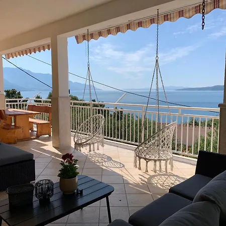 Omis Relaxing Sea Lounge *