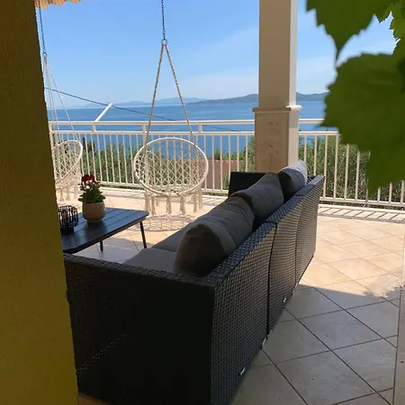 Omis Relaxing Sea Lounge *